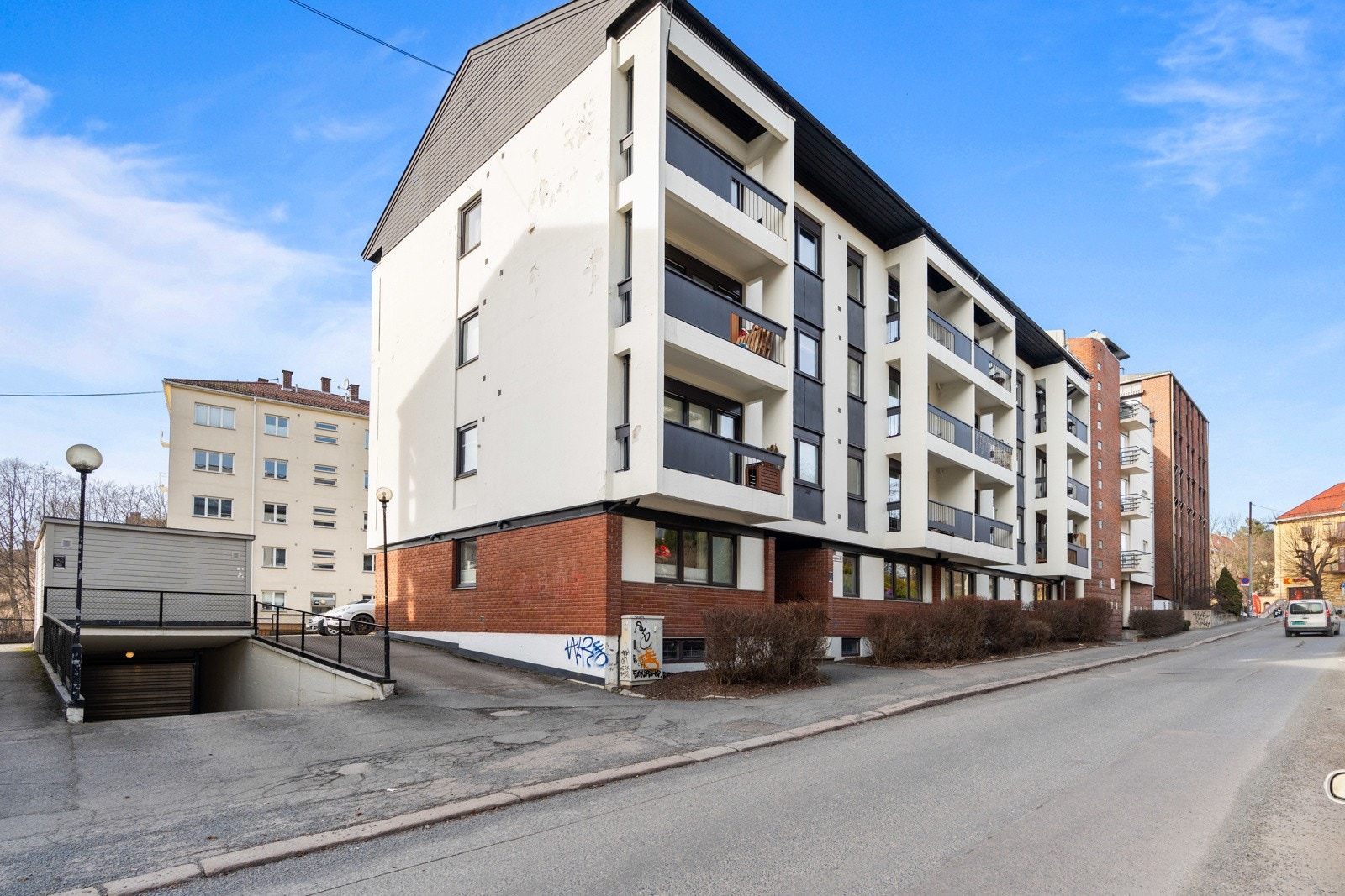 Fasade Vossegata 30. Sameiet består av 56 seksjoner. Lave felleskostnader på 2.541,- pr mnd. Galleribilde