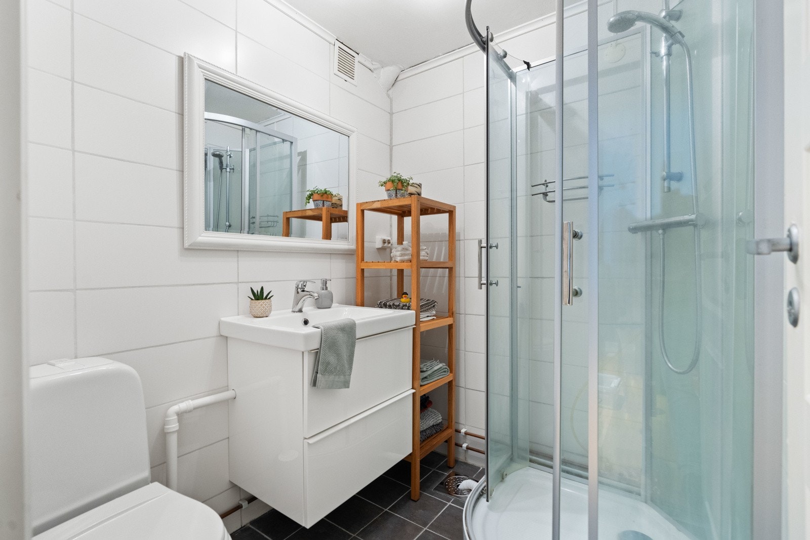 Pent baderom antatt pusset opp med flis-på-flis i 2013. Galleribilde