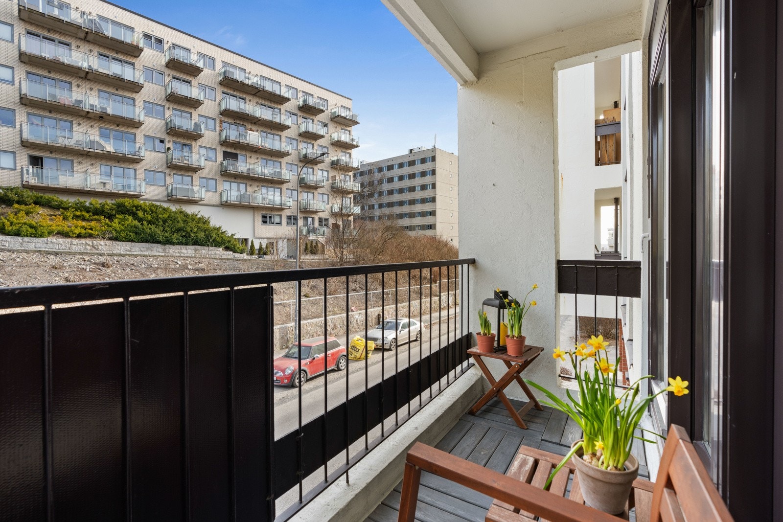 Balkongen er vendt mot øst, og har primært formiddagssol. Galleribilde