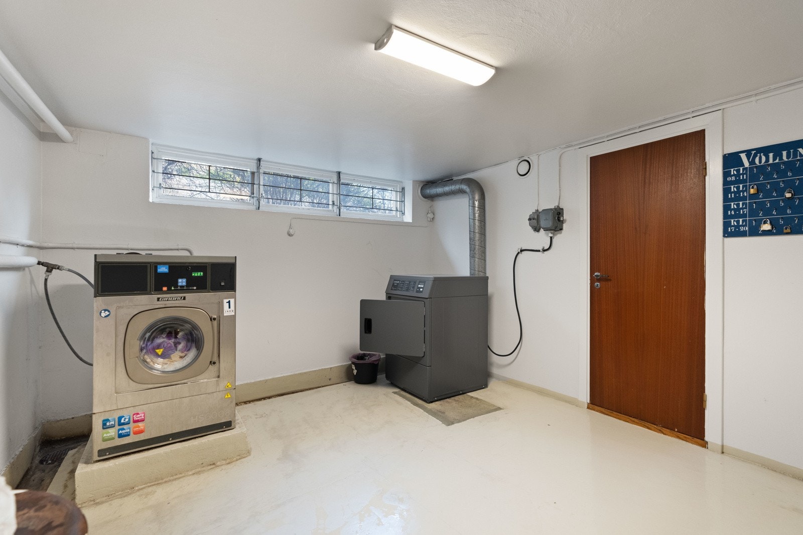 Felles vaskekjeller for beboerne. Det er opplegg for vaskemaskin på badet. Galleribilde