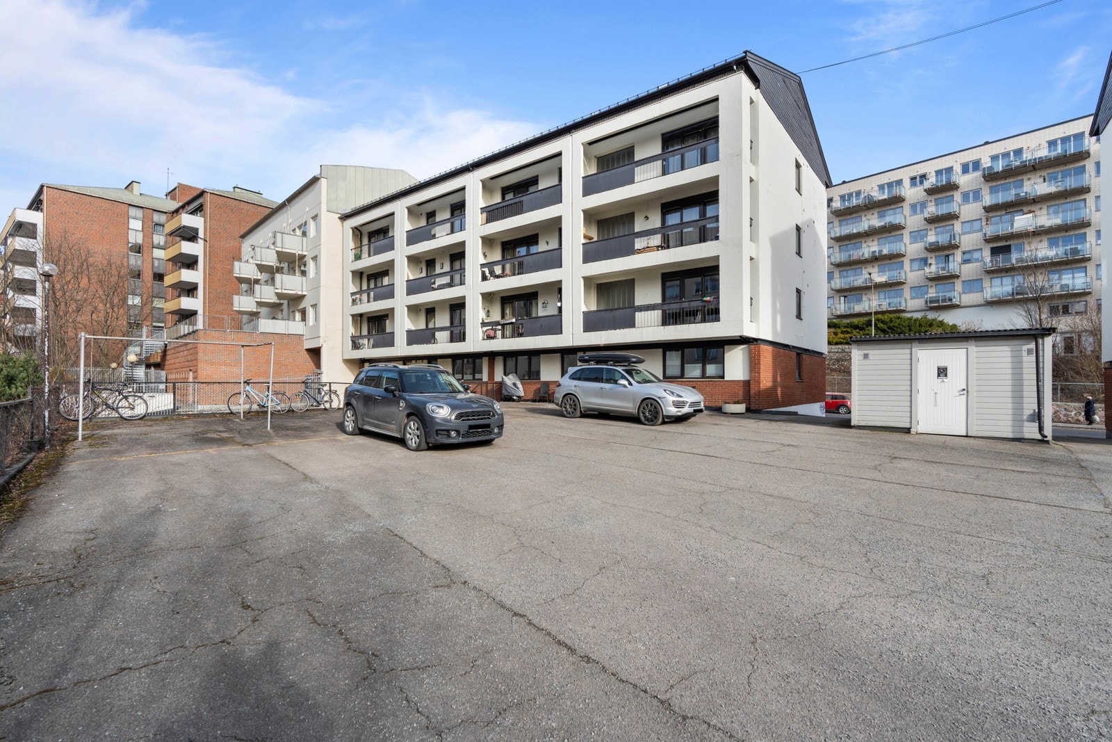 Sameiet har både utvendige parkeringsplasser og garasjeplasser til leie. Parkeringsplass ute koster 210,- pr mnd (for interne eiere), og garasjeplass koster 480,- pr mnd (for interne eiere). Galleribilde