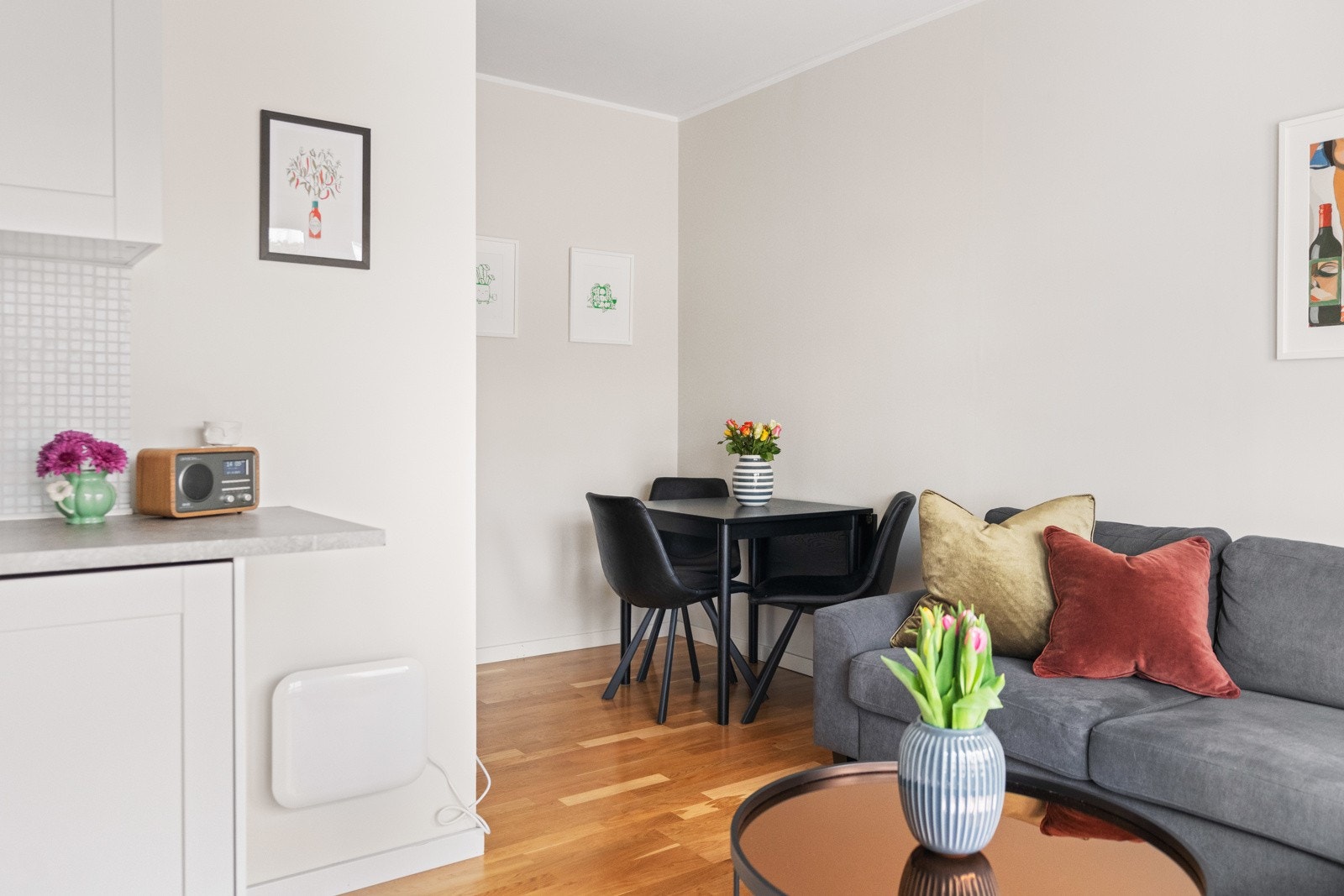 Naturlig tildelte soner for spiseplass og sofaseksjon. Galleribilde