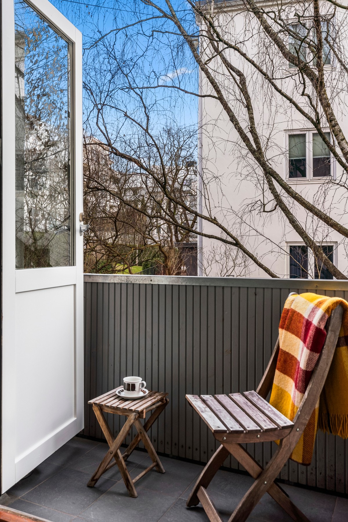 Koselig, liten luftebalkong i retning syd. Her titter den tidlige solen inn Galleribilde