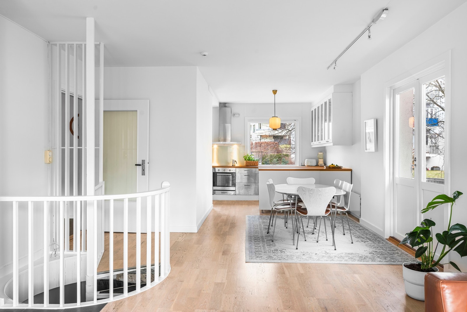 Kjøkkenet ligger åpent mot stuen med spiseplass i front. I bildet ser du utgangen til balkongen mot syd Galleribilde