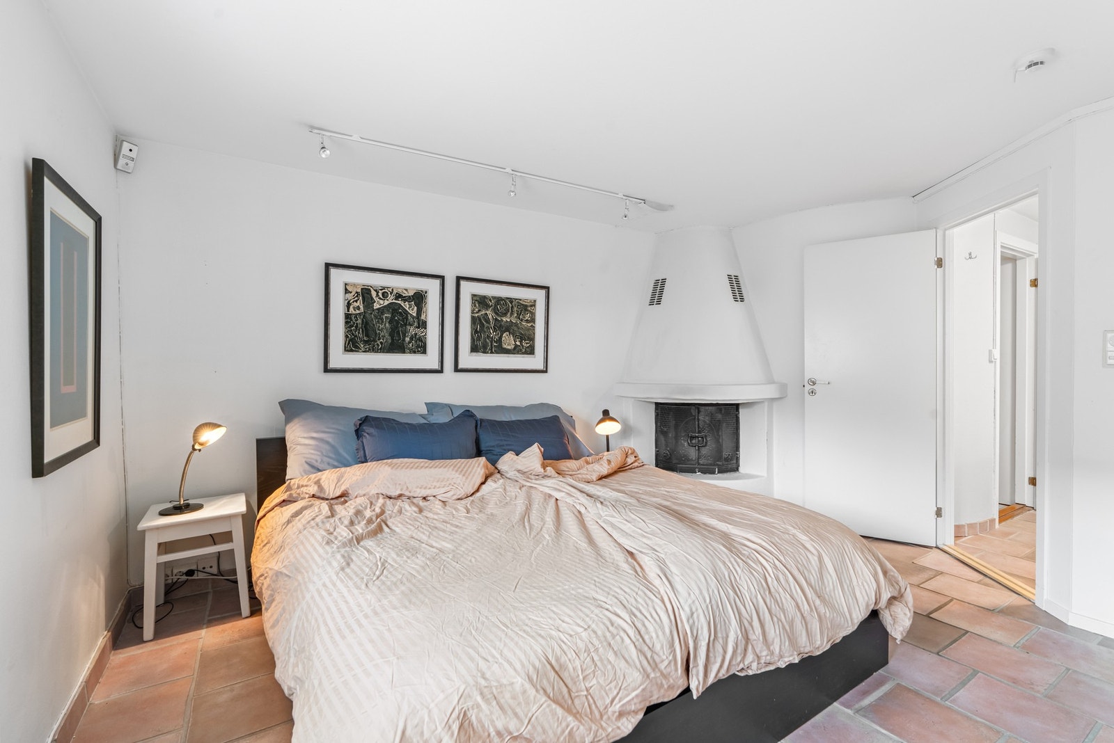 I underetasjen finnes et meget romslig rom med eget ildsted som er innredet som soverom Galleribilde