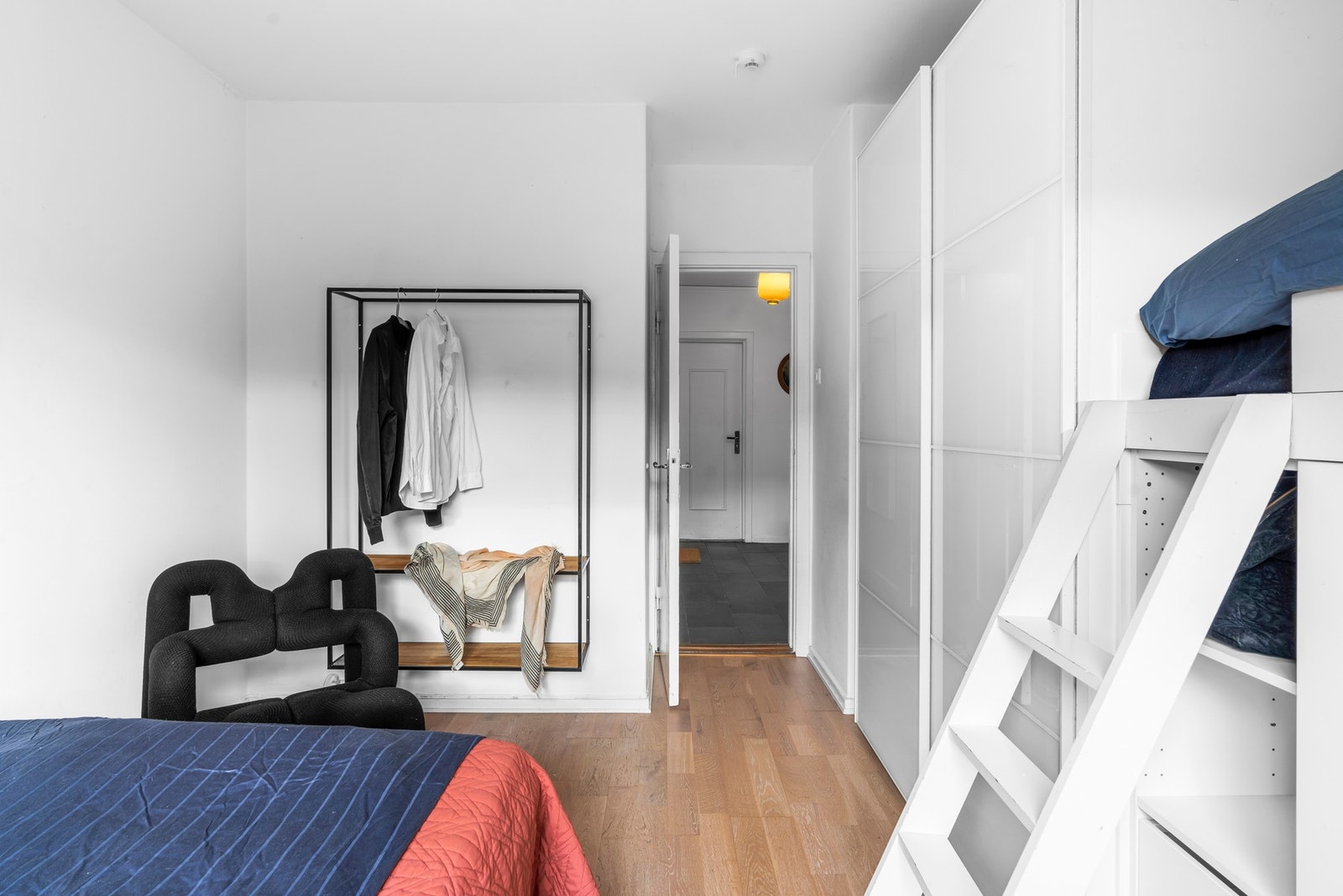 Soverom I med plassbygde løsninger og skyvedørsgarderobe Galleribilde