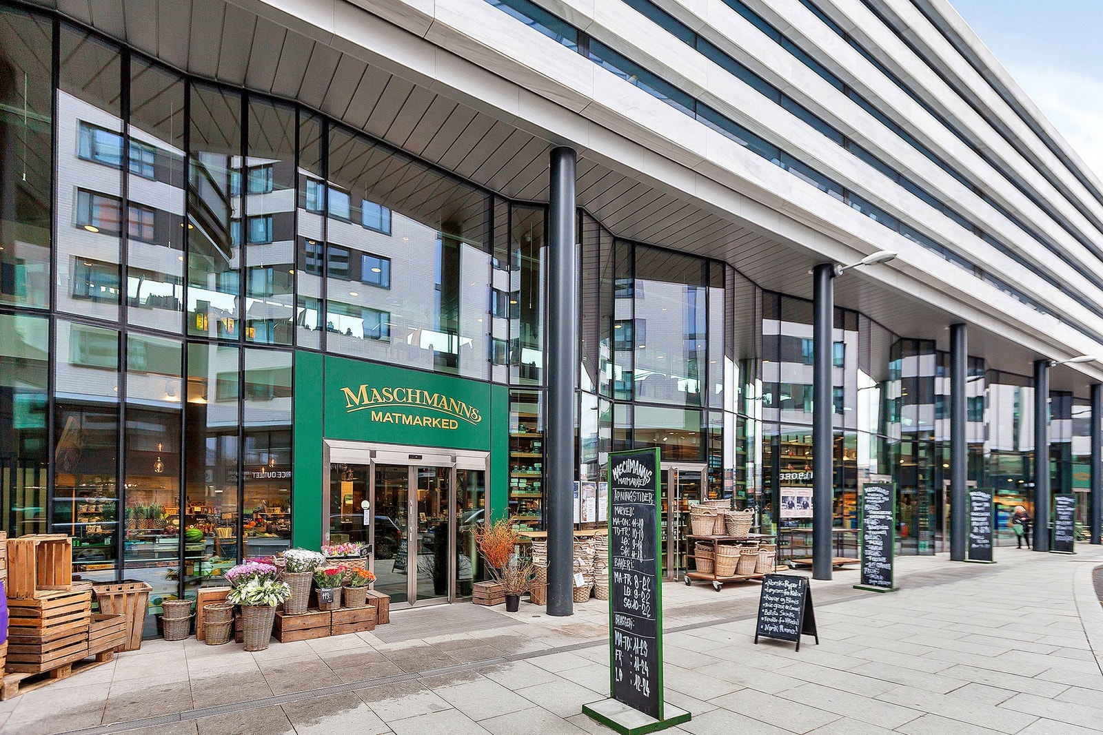 I Karenslyst Alle finner du bl.a Maschmanns, møbelforretningene Slettvoll og Lennä, Anton Sport, Vinmonopol, apotek, restauranter, kafeer, bakeri, dagligvarebutikker m.m Galleribilde