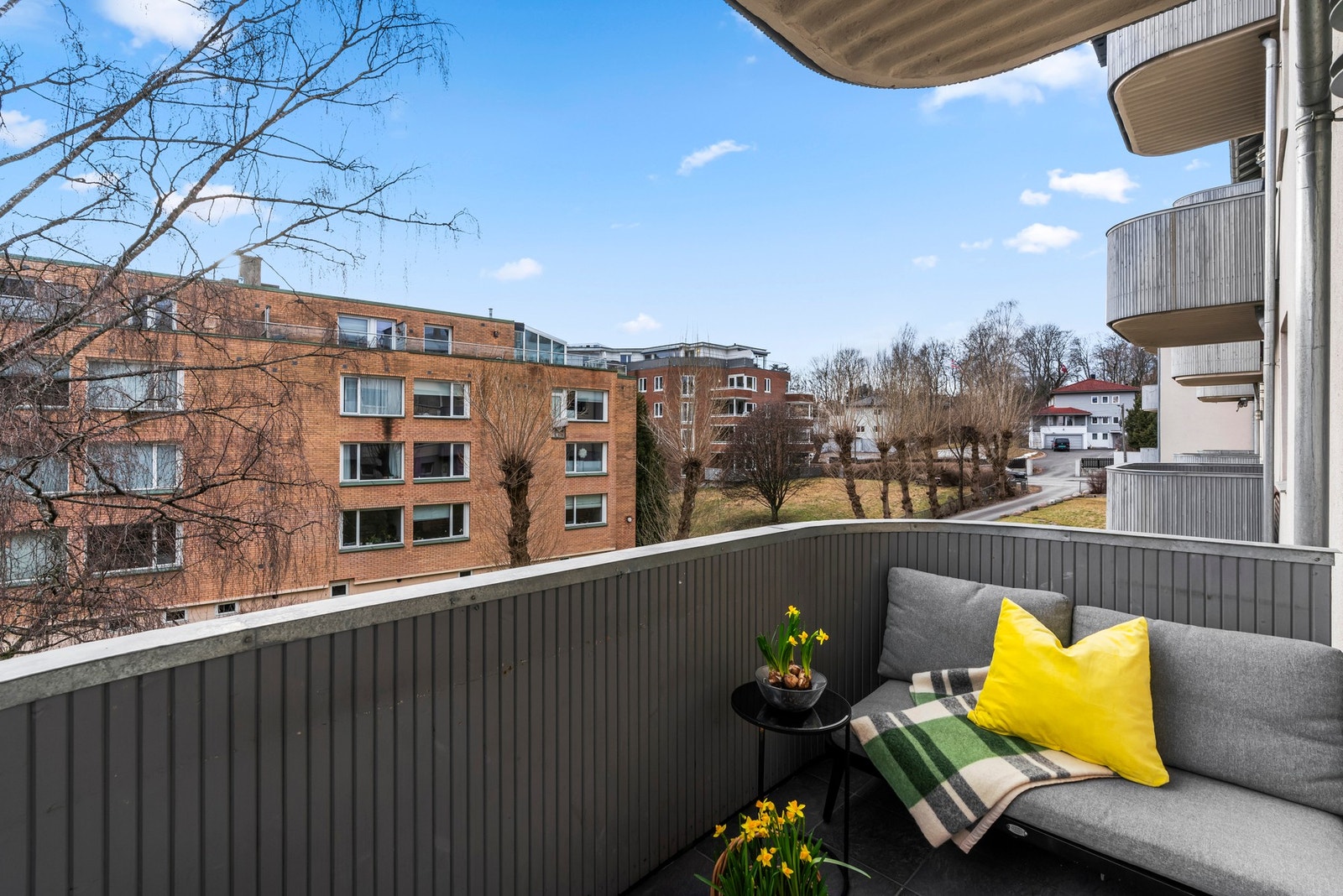 Velkommen inn.. Leiligheten har sydvestvendt balkong med flotte solforhold fra tidlig formiddag til langt utover kvelden Galleribilde