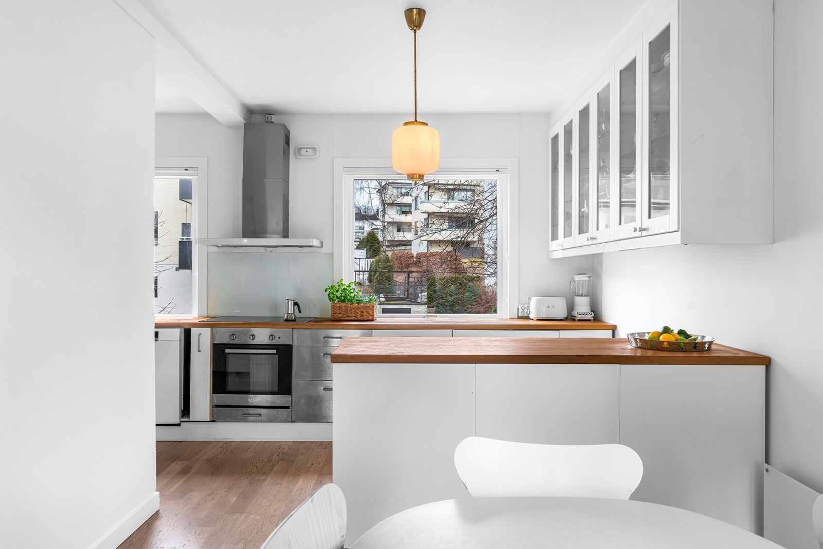 Åpent kjøkken mot stue med to store vindusflater Galleribilde