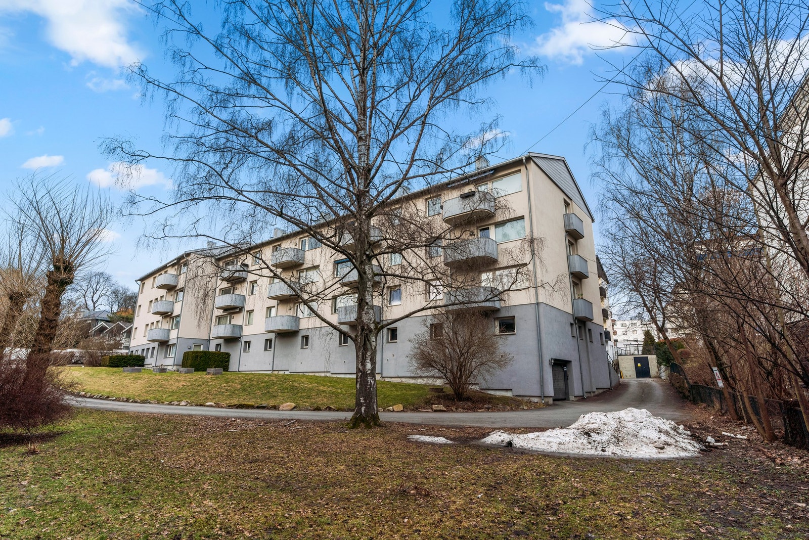 Sameiet Gustav Vigelands vei 3 - om et par måneder står trærne i full blomst og uteområdet blir grønt og innbydende Galleribilde