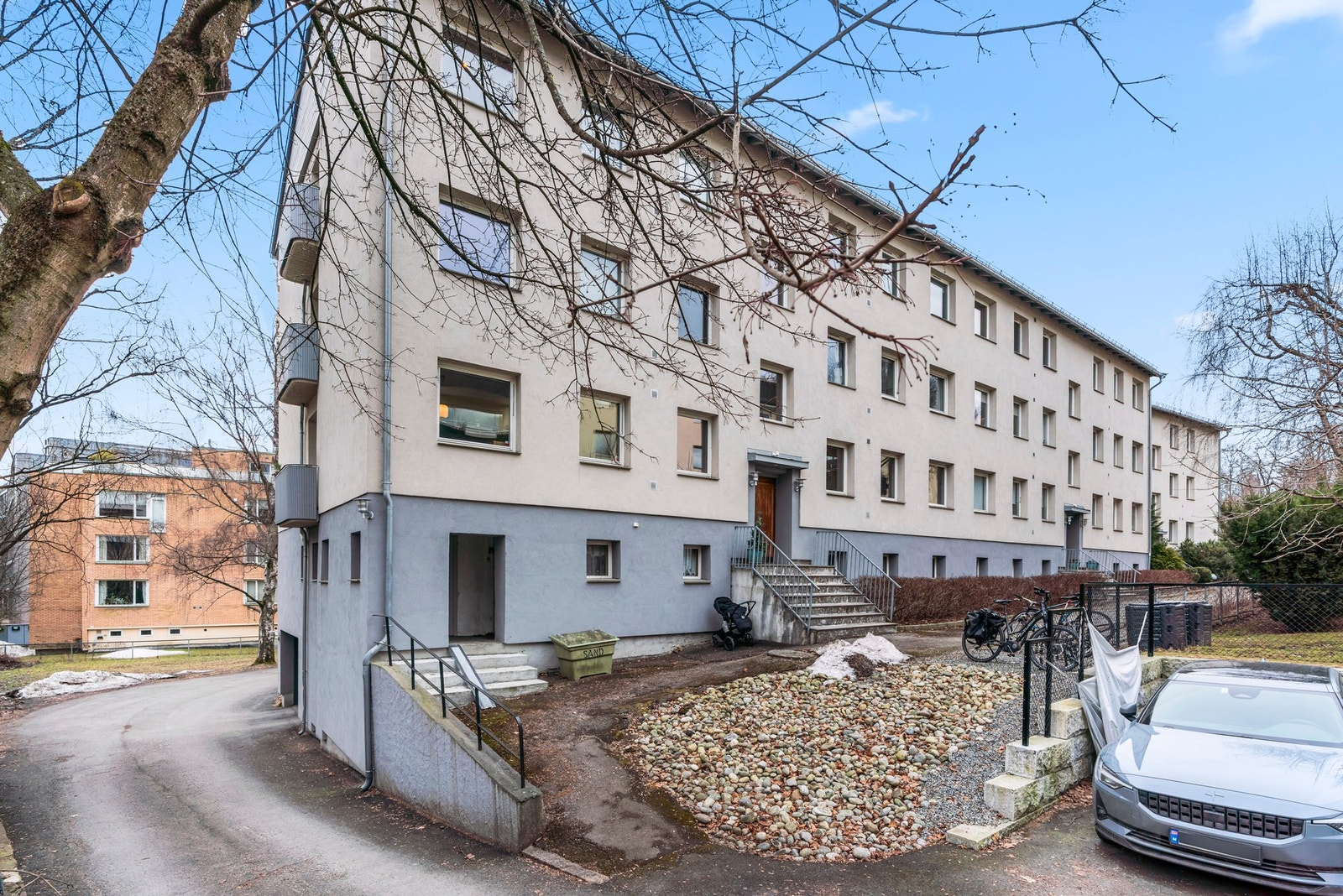 Inngangsparti med enkel trappeadkomst. På sydsiden av blokken, under leiligheten, er adkomsten til garasjeplassen Galleribilde