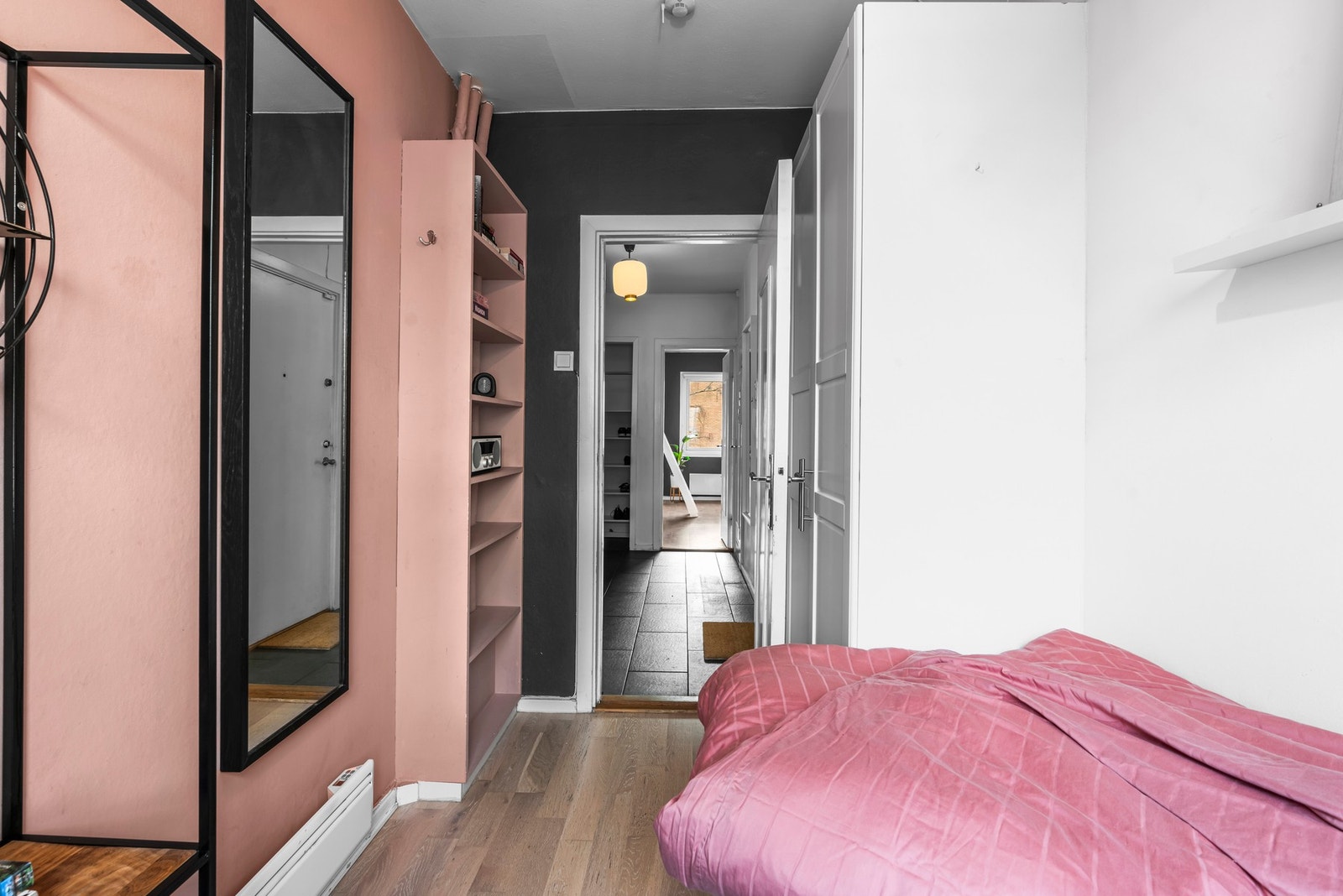 Soverom II har også gode oppbevaringsmuligheter i garderobeskap Galleribilde