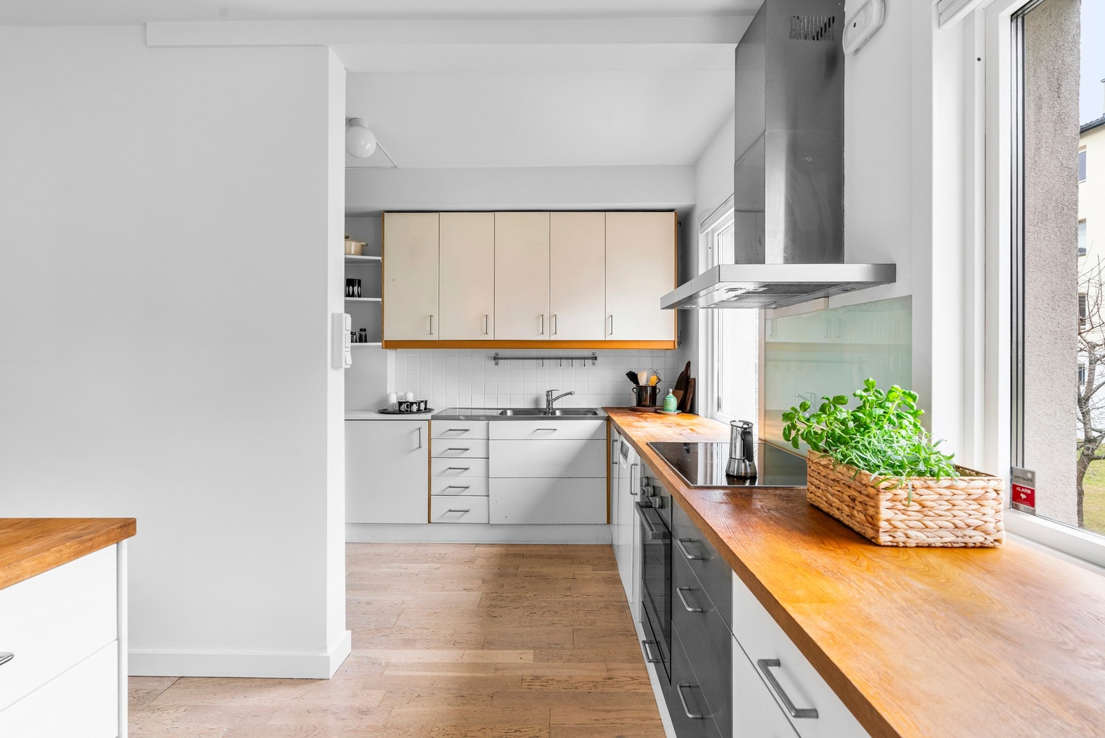 Kjøkkenet er stort og mulighetene mange Galleribilde