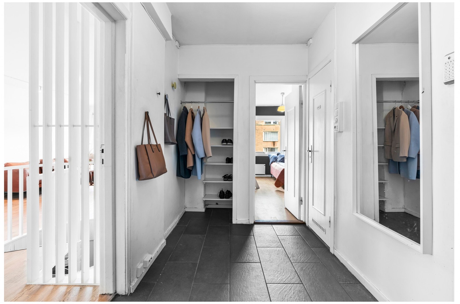 Romslig flislagt entrè med nisje til oppbevaring av klær og sko Galleribilde