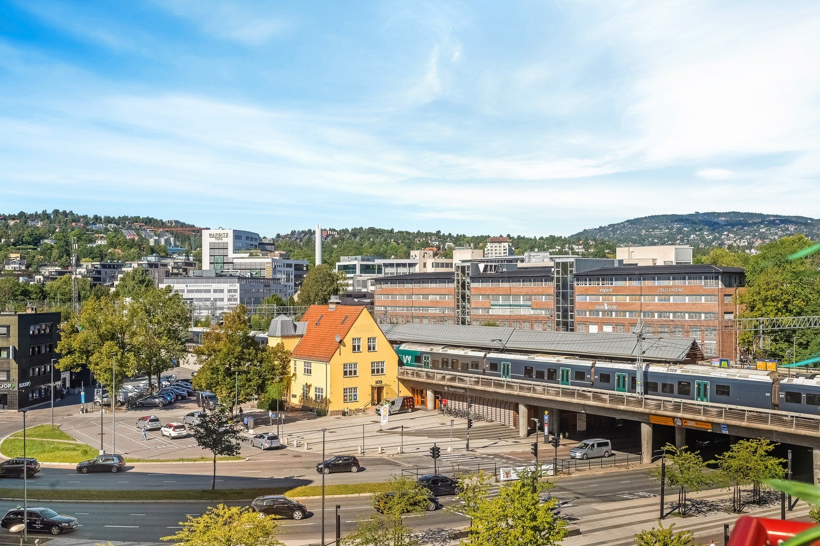 Skøyen er et knutepunkt med svært gode kommunikasjonsmuligheter. Flytoget til Gardermoen tar ca. 35 minutter Galleribilde