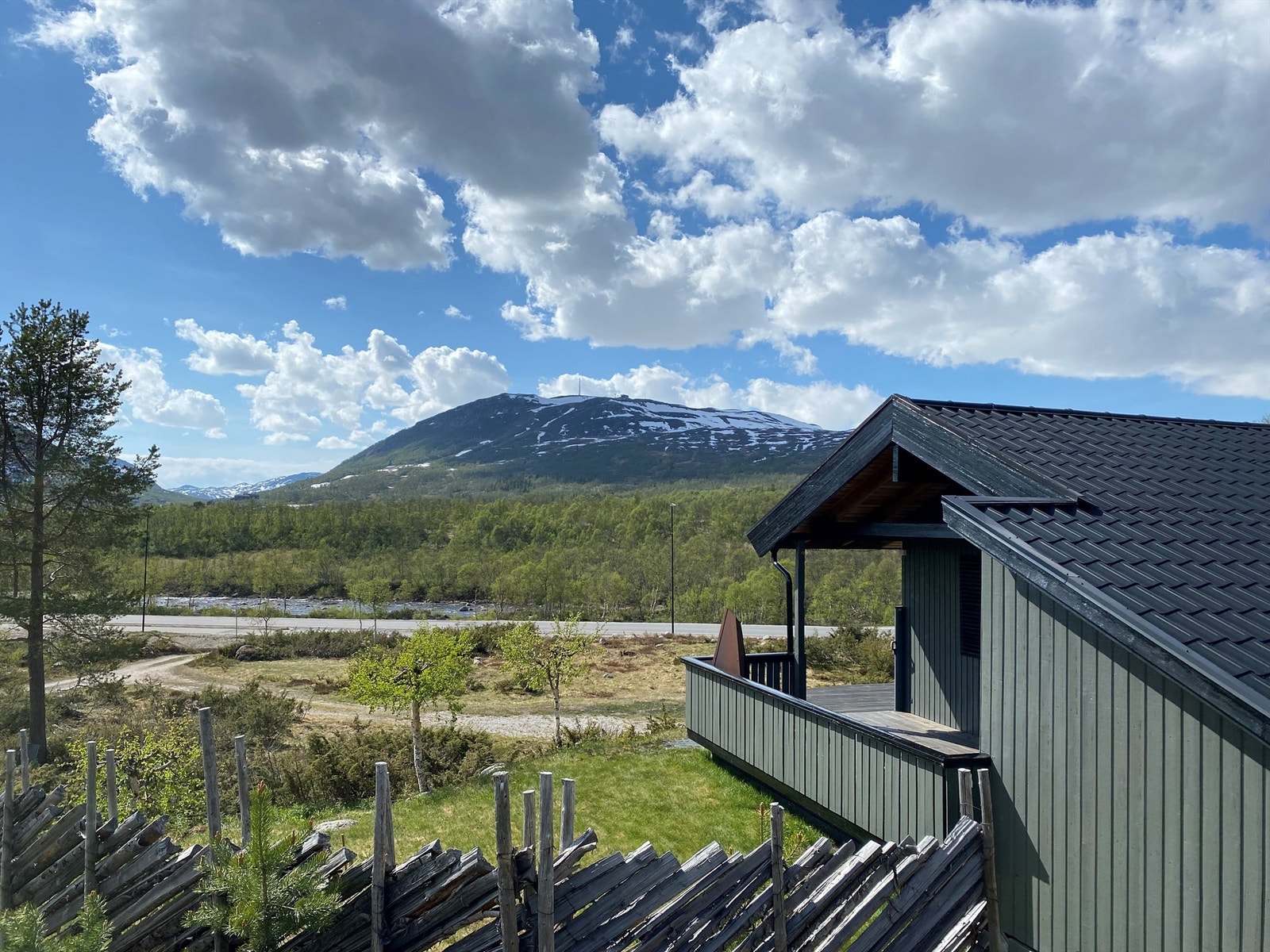 Flott utsikt og solforhold. Utsikten til skisenteret. Galleribilde