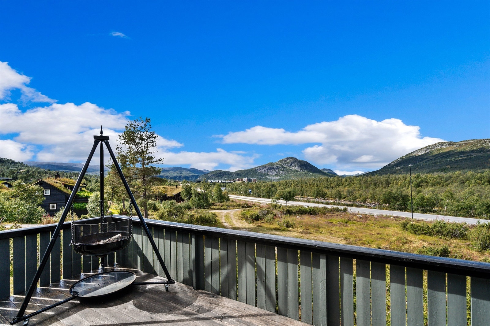 Utsikten mot skisenteret, Enden og Hovdenuten. Galleribilde