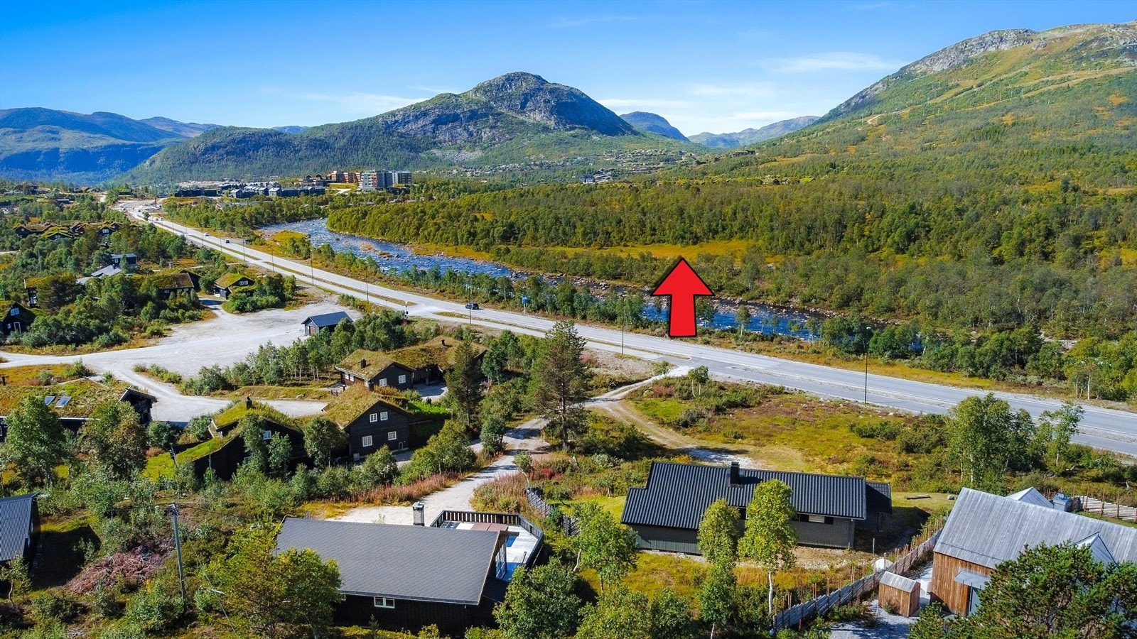 Vidmyrløypa rett over Otra. Se pil. Skisenteret til høyre. Galleribilde