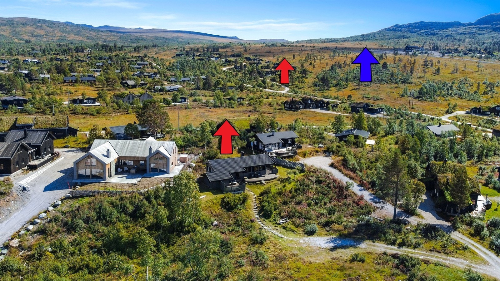 Nærhet til oppkjørte skiløyper. Markens med blå pil og Lundane med rød pil. Galleribilde