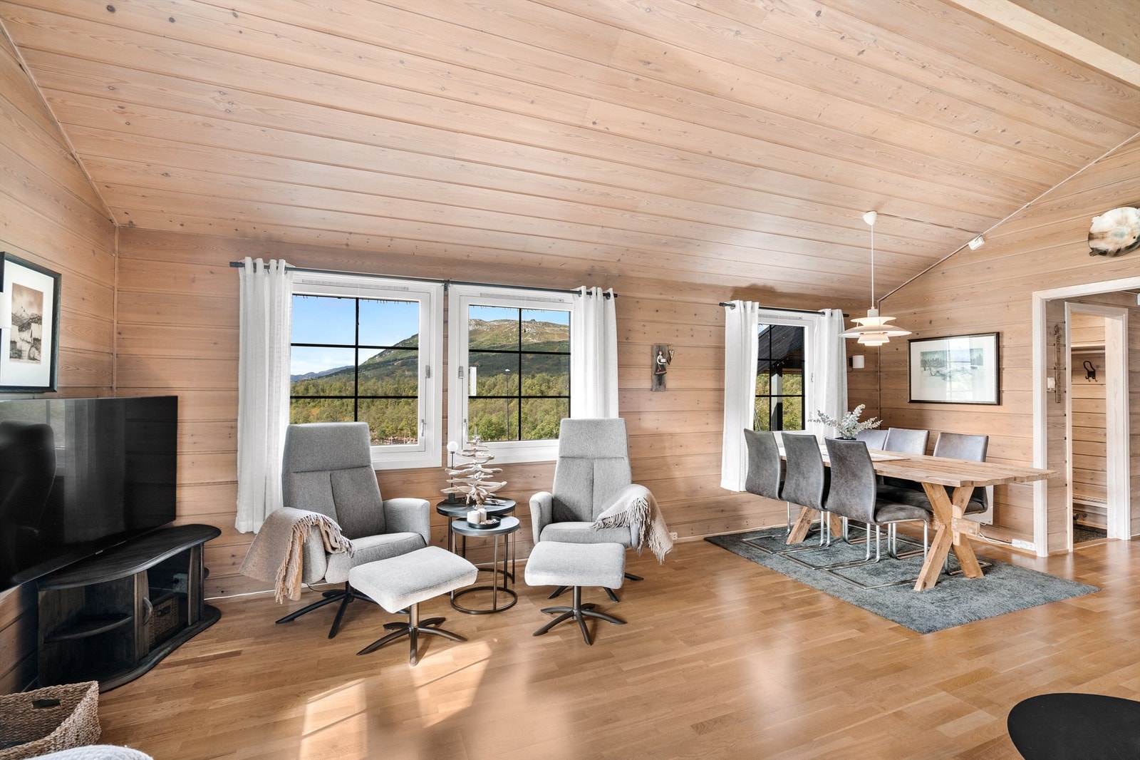 Både spiseplass og stue har utsikt mot skisenteret. Galleribilde