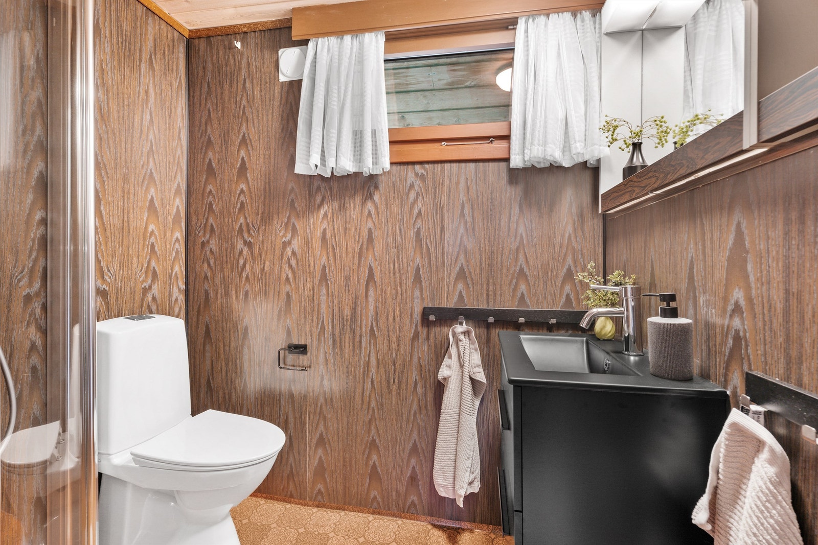 Bad med nyere wc, og sevant med skuffer. Dusjhjørne. Galleribilde