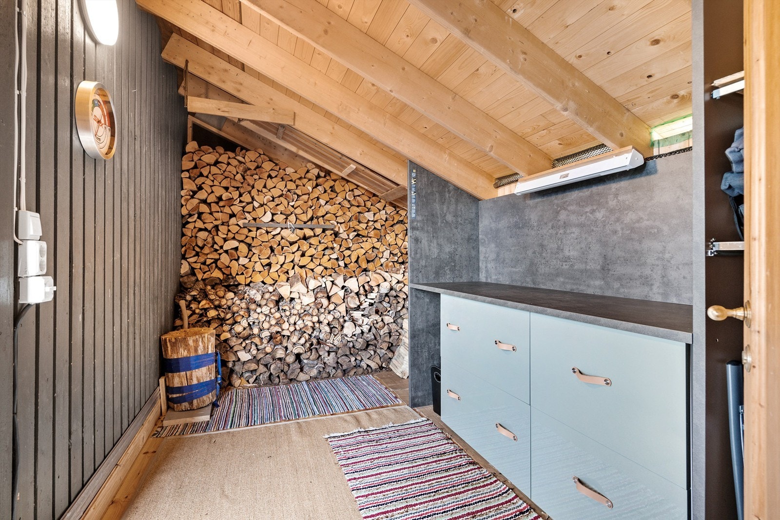 Romslig bod med plass til ved, verktøy og utstyr, og egen preppebenk Galleribilde