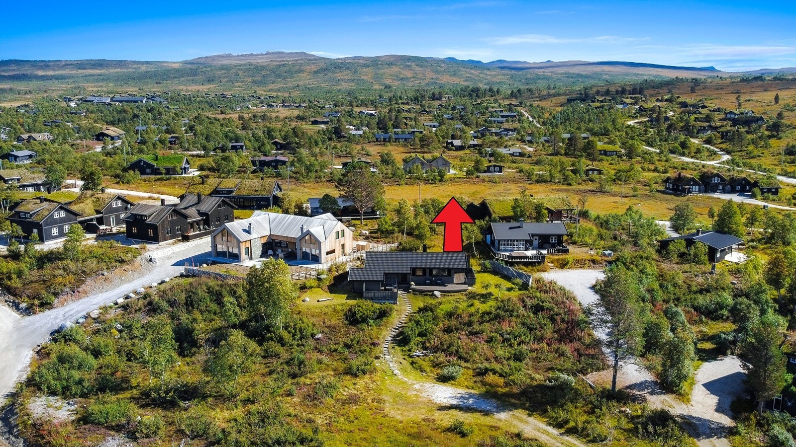 Solrik beliggenhet med flott utsikt og kort vei til oppkjørte skiløyper. Se pil. Galleribilde