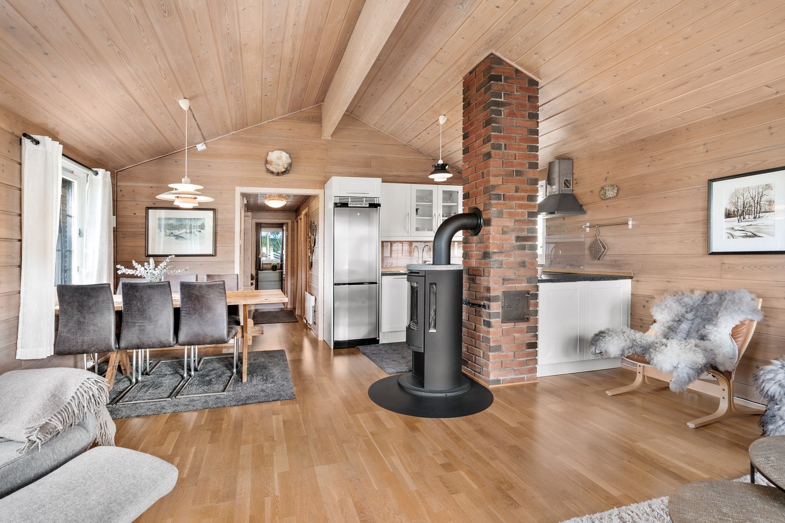 Fra utgangen til veranda mot kjøkken og gang. Galleribilde