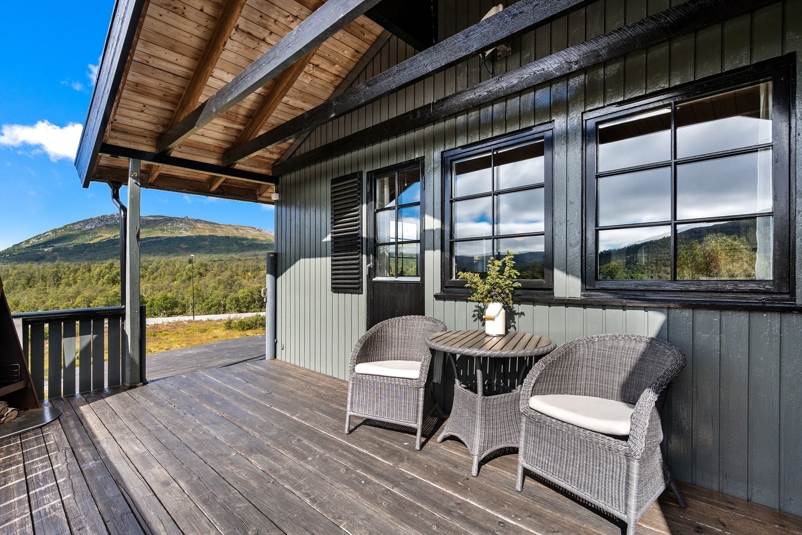 Solrik veranda utenfor stuen. Skisenteret i bakgrunnen. Galleribilde