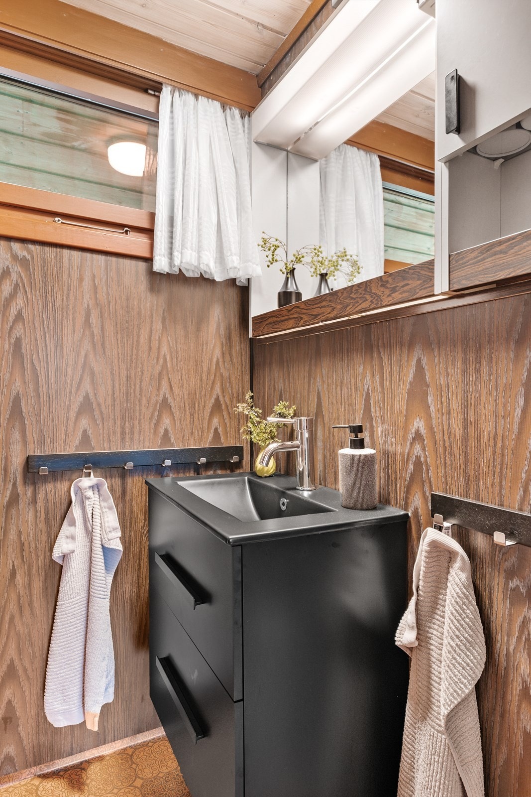 Nyere sevant med skuffer på badet. Galleribilde