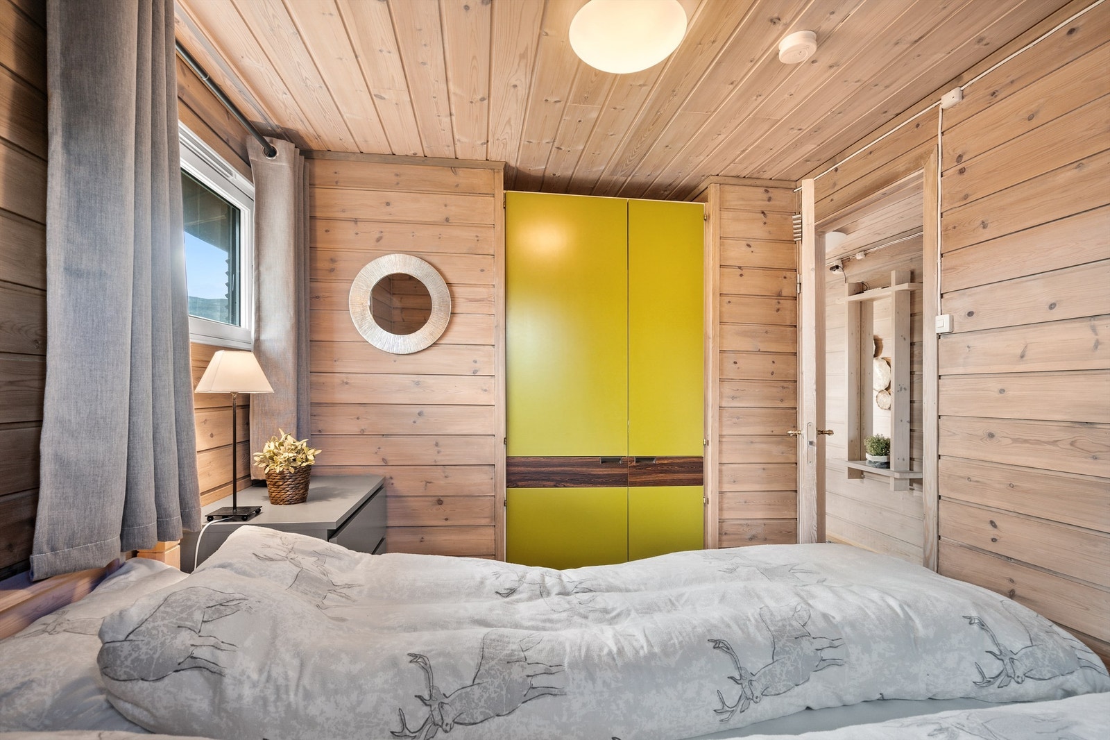 Soverom 1 innredet med dobbeltseng. Galleribilde