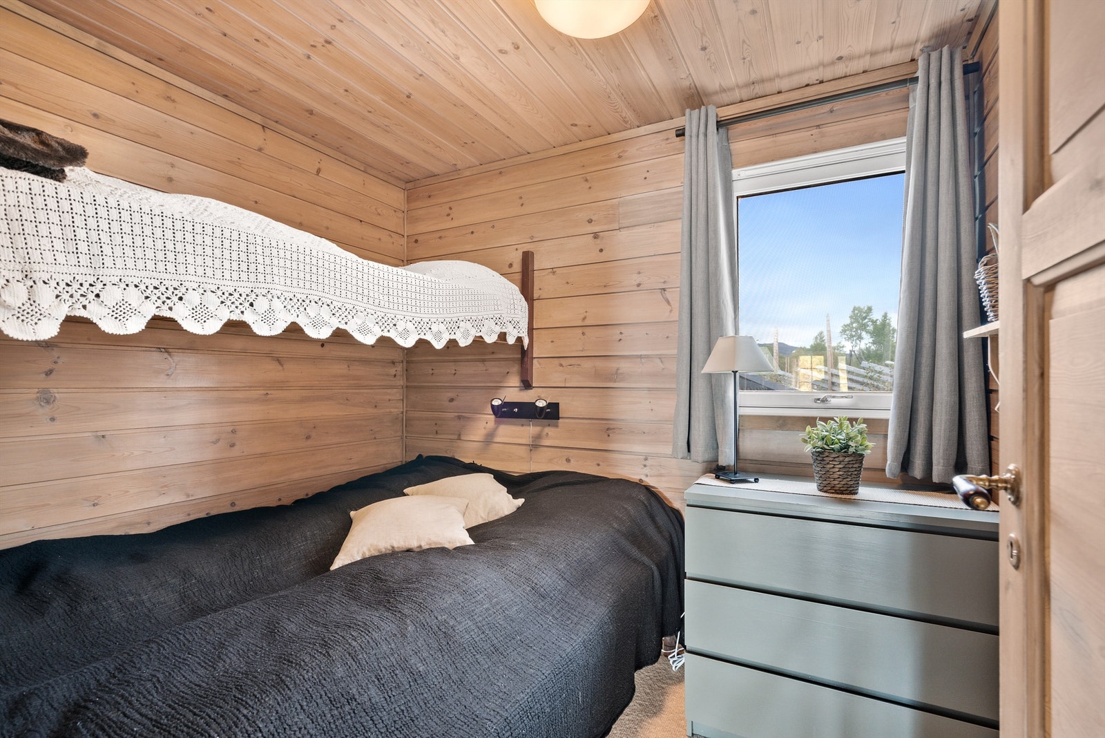 Soverom 2 innredet med familiekøye. Galleribilde