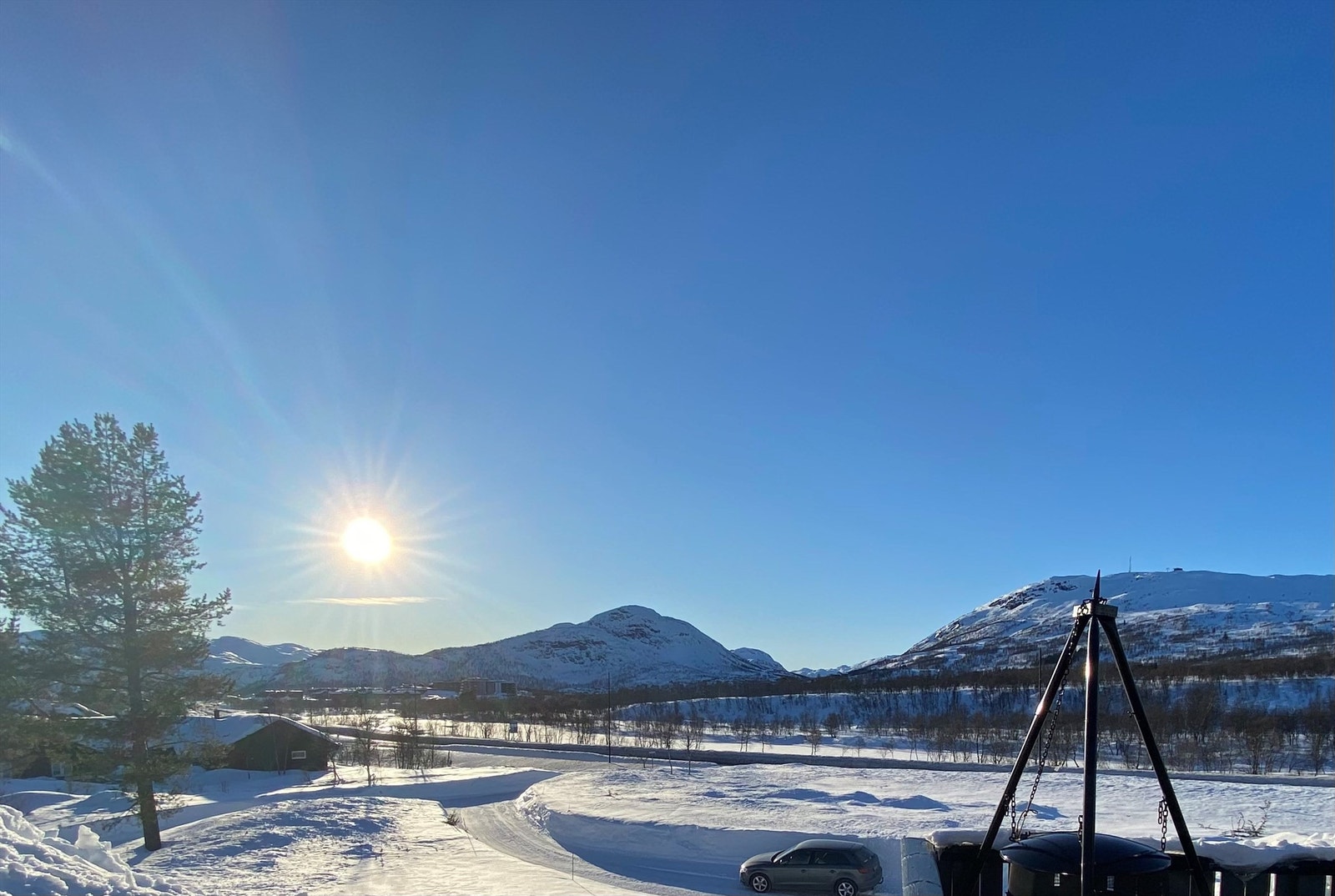 Flere solrike uteplasser rundt hytten. Galleribilde
