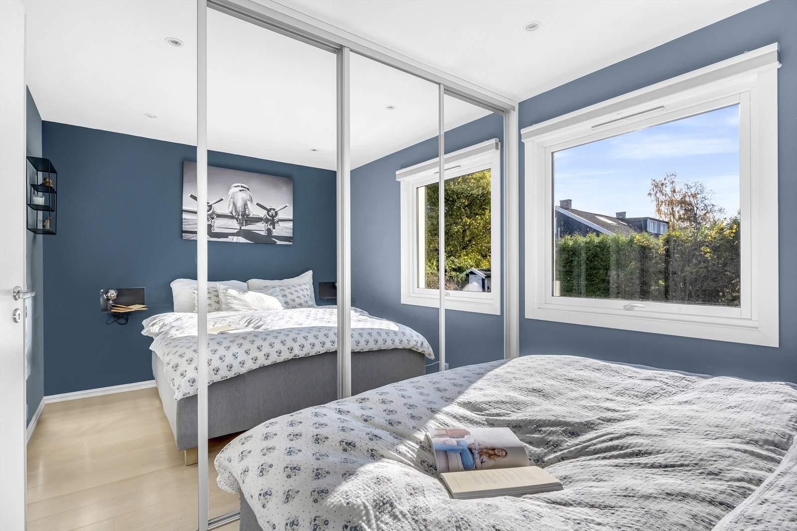 Rommet har også rikelig med oppbevaringsplass i en romslig skyvedørsgarderobe med speilfronter. Galleribilde