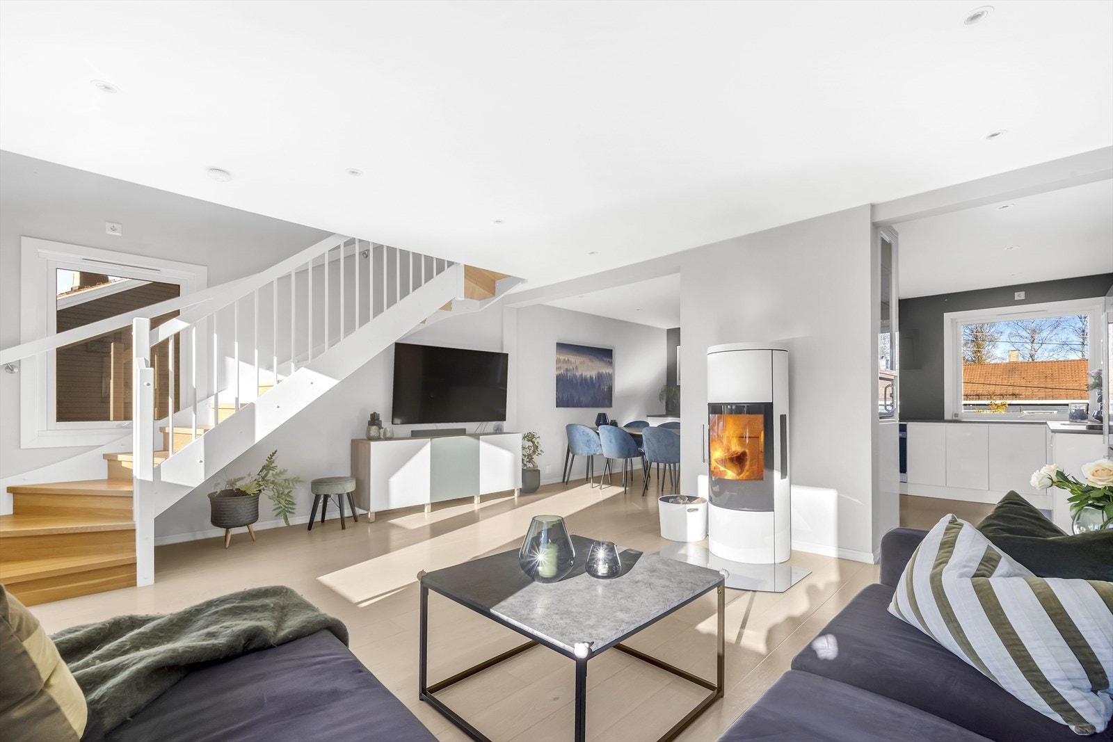 Velkommen til Langerudsvingen 22! En lys og innbydende leilighet over to plan i en 4-mannsbolig, beliggende på populære Abildsø. Galleribilde