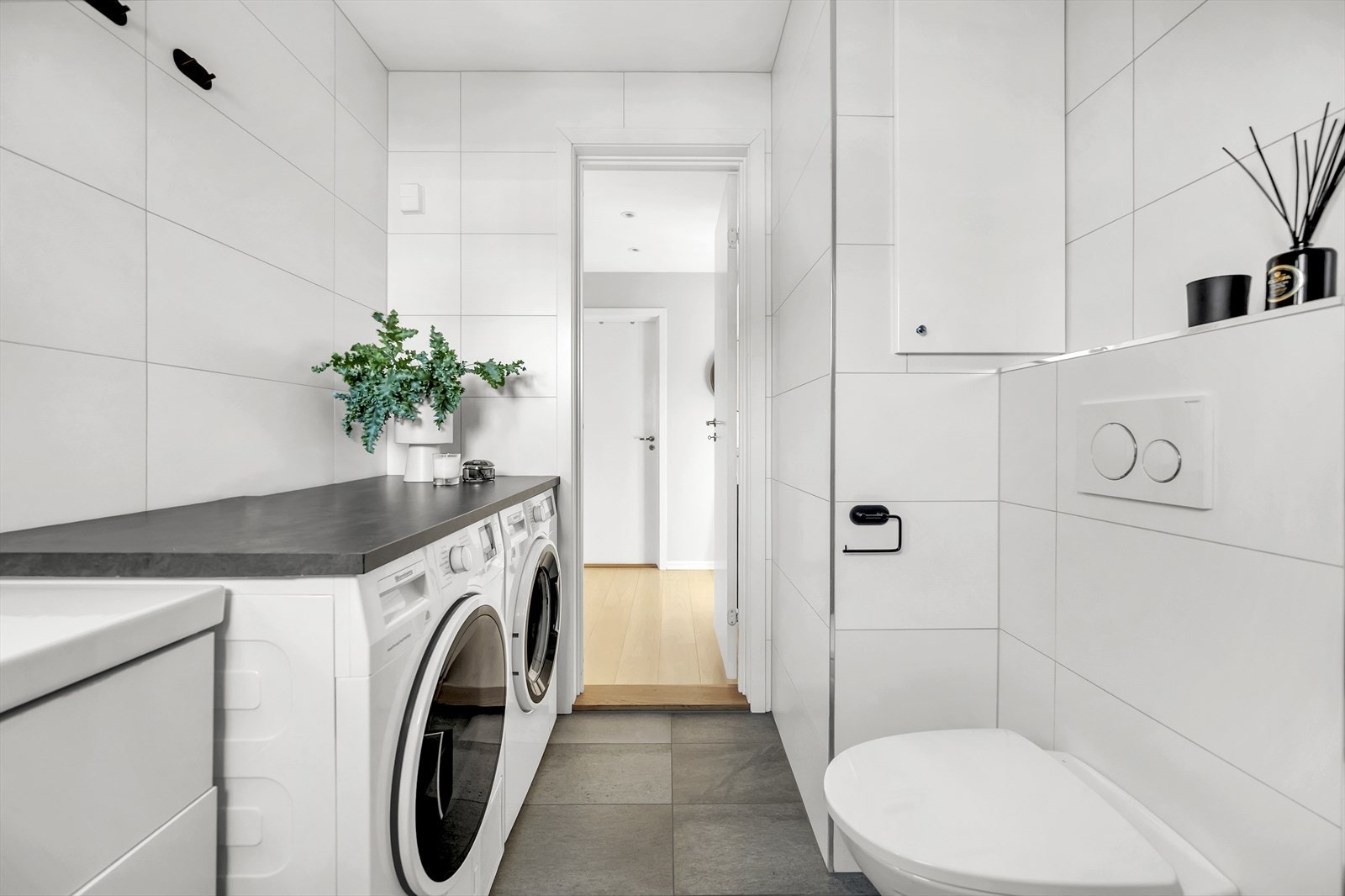 Det er opplegg for vaskemaskin samt en elektrisk styrt vifte for effektiv ventilasjon. Galleribilde