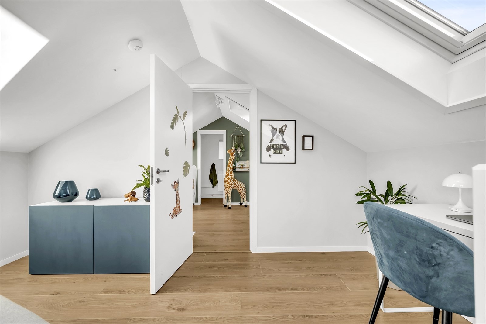 Alt i alt en lys og innbydende loftsstue med god plass til sofa og øvrige møbler. Galleribilde
