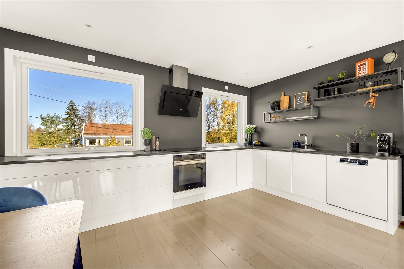 Stilfullt Blum-kjøkken med god skap- og benkeplass, og to store vindusflater som sørger for rikelig med naturlig lys - perfekt for matlaging og samvær. Galleribilde