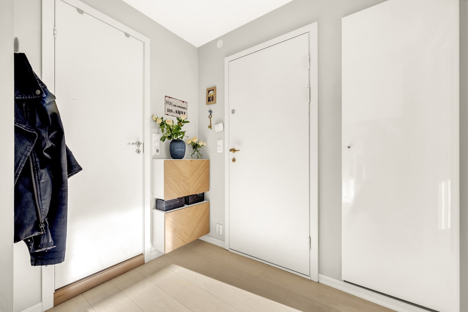 Leiligheten har en bod i kjeller og en praktisk innvendig bod i leiligheten med god plass til klær, sko og annet utstyr. Denne boden gjør det enkelt å holde boligen ryddig og organisert, samtidig som du har lett tilgang til alt. Galleribilde