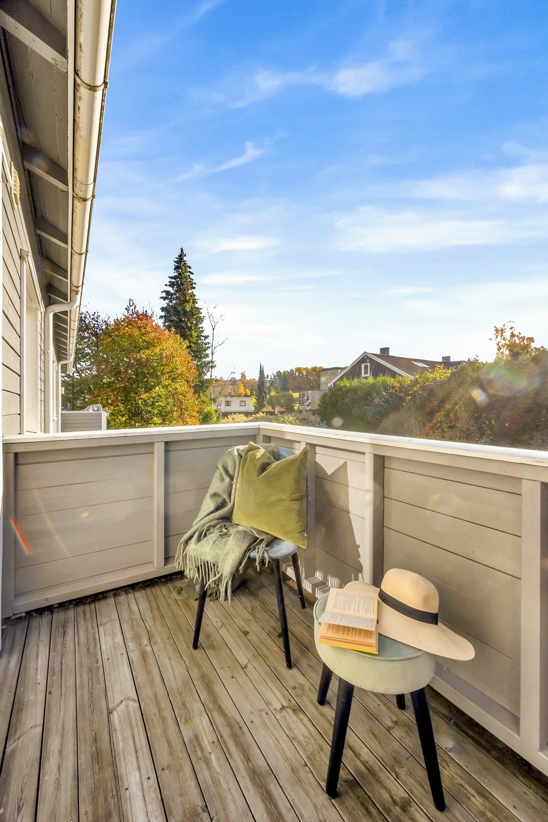 I vår- og sommerhalvåret blir balkongen en naturlig forlengelse av stuen, perfekt for hyggelige stunder med familie og venner. Galleribilde