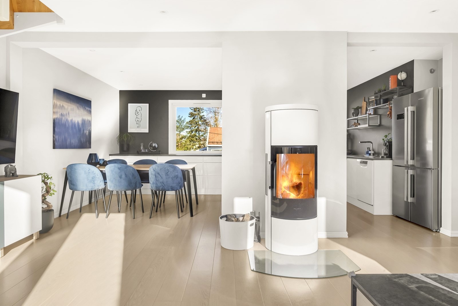 Kjøkkenet har også plass til et koselig spisebord, slik at du kan ha gjestene rundt deg mens du lager maten - en perfekt setting for både matlaging og sosialt samvær. Galleribilde