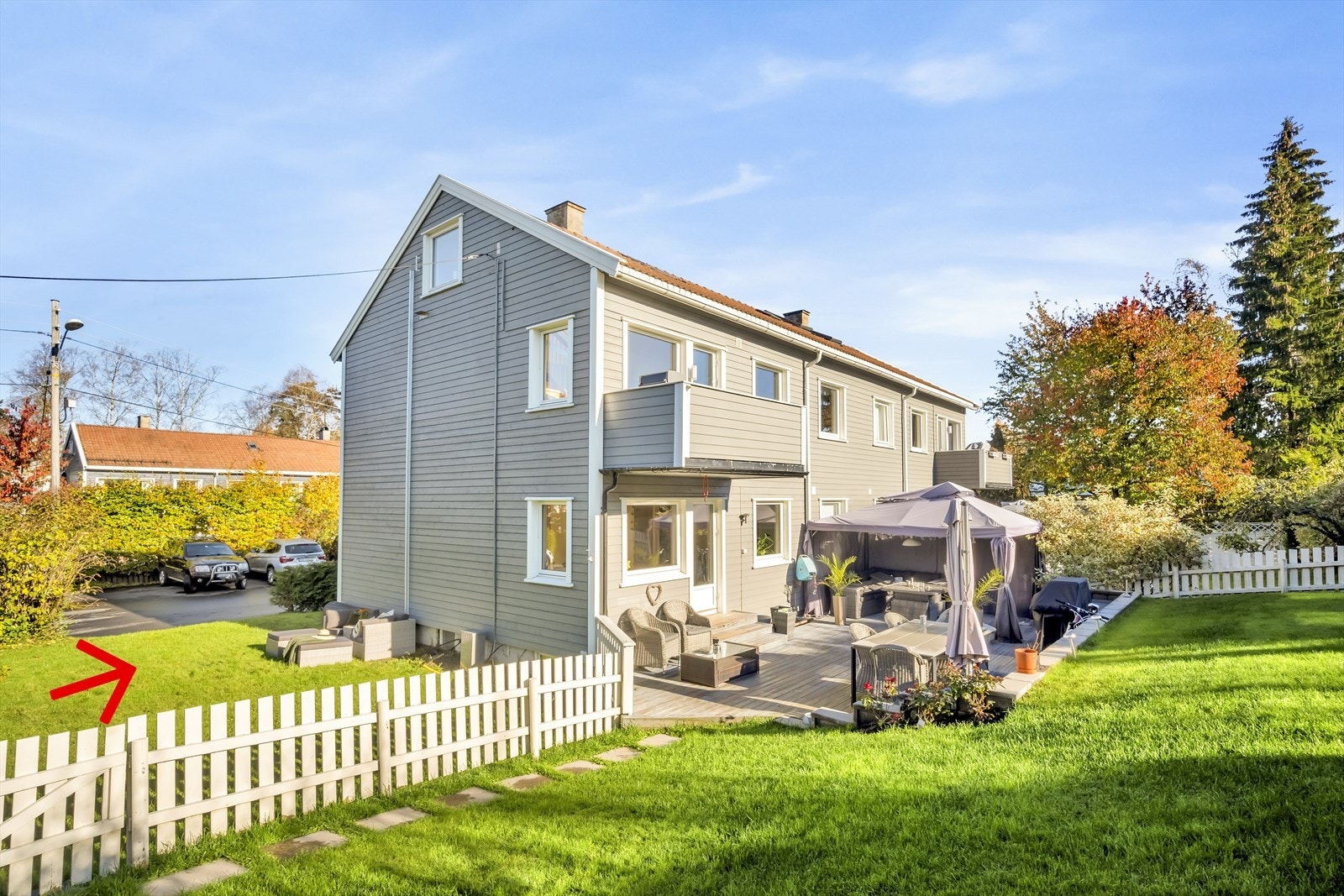 Her får du en sjelden kombinasjon av sentral beliggenhet med kort kjøretur til sentrum, barnevennlige omgivelser og nærhet til marka. Hageparsellen som tilhører denne leiligheten er den på yttersiden av gjerdet. Galleribilde