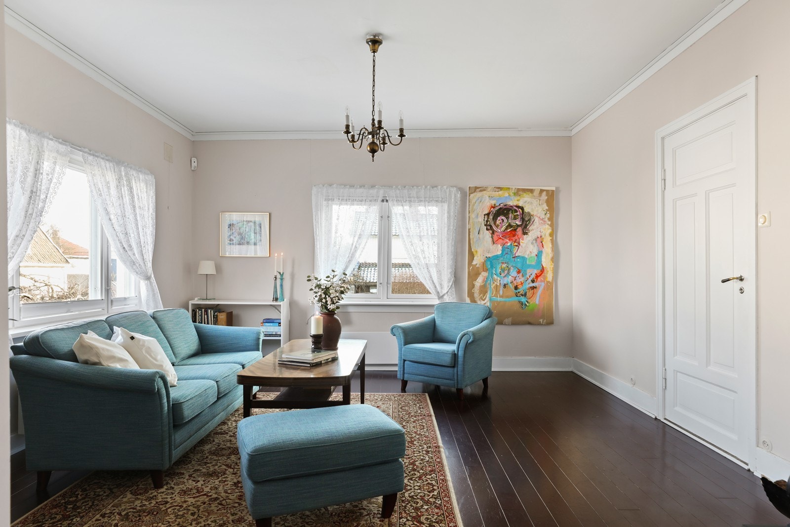 Eiendommen har innvendig en gjennomgående eldre standard og det må påregnes renovering/oppussing Galleribilde