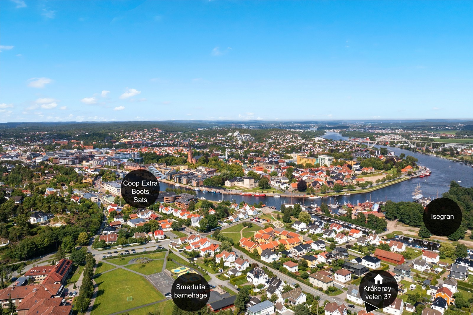 Eiendommen ligger i eldre boligfelt med gangavstand til sentrumsområder. Det er kort vei til båthavn, matbutikker og diverse servicetilbud. Eiendommen grenser til Kråkerøyveien som medfører trafikkstøy Galleribilde