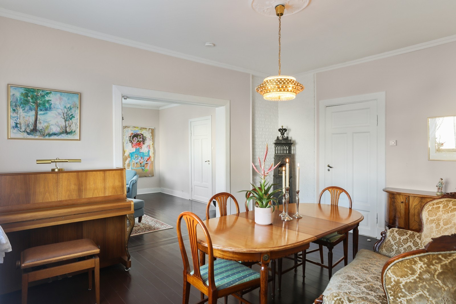 Det er to stuer med mulighet for stor spise- og sofagruppe Galleribilde