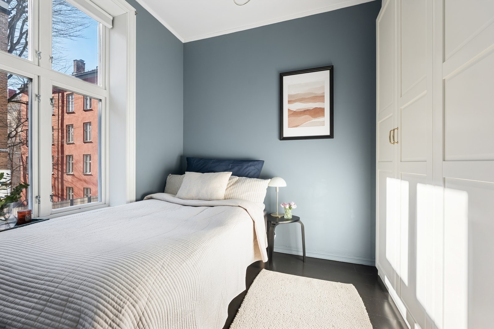 Soverom med god plass til seng, nattbord og oppbevaring i garderobeskap. Galleribilde