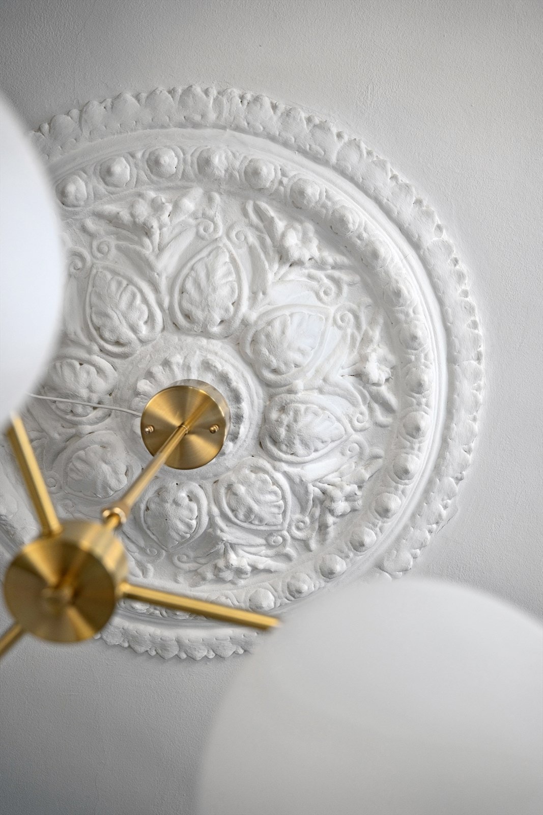 Leilighetens takhøyde er målt til ca. 2,8m og har flott stukkatur og rosett i himling. Galleribilde