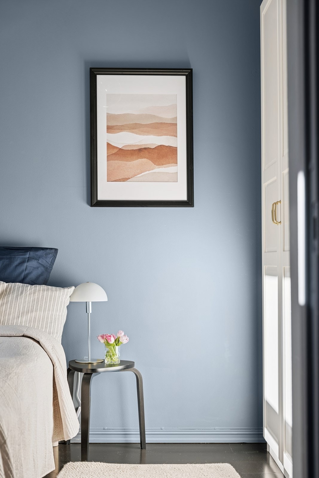 Soverommet har store vindusflater og er malt i en tidsriktig fargetone. Galleribilde