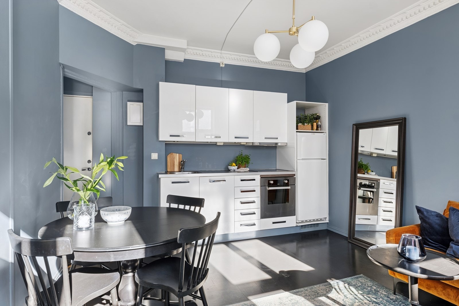 Kjøkkeninnredning med god oppbevaringsplass. Galleribilde