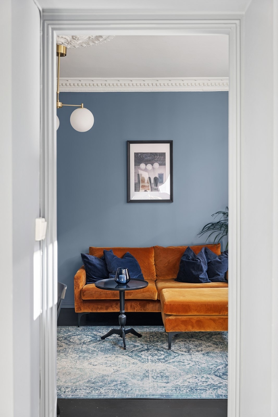 Boligen er malt i tidsriktige farger og har flere klassiske detaljer. Galleribilde